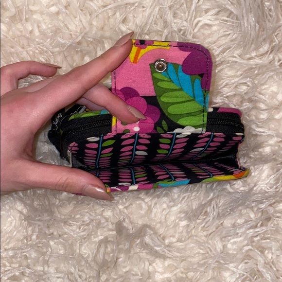 🐚Adorable patterned Vera Bradley wristlet! - Picture 3 of 5